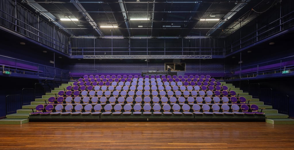 Kleinde-zaal-Stadstheater-Arnhem-vanaf-podium-fotoBvHoek