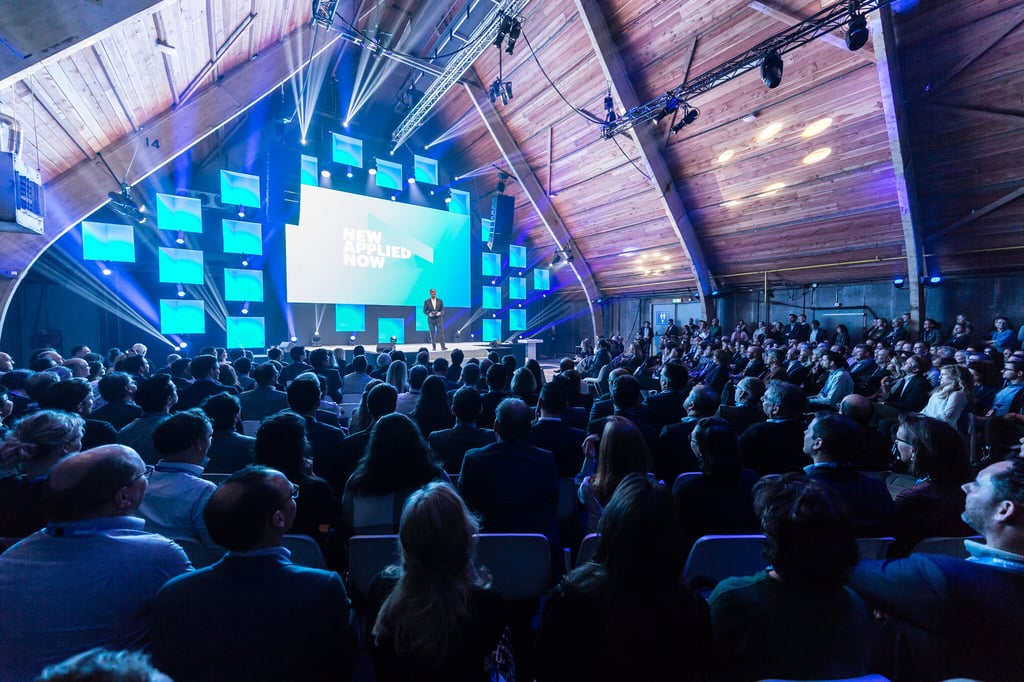 Copraloods - Congres - Prijzengala - Accenture - Innovation - Awards - Accenture - Innovation - Summit - Podium - Techniek - LED - Schermen - Presentatie - DeFabrique Evenementenlocatie