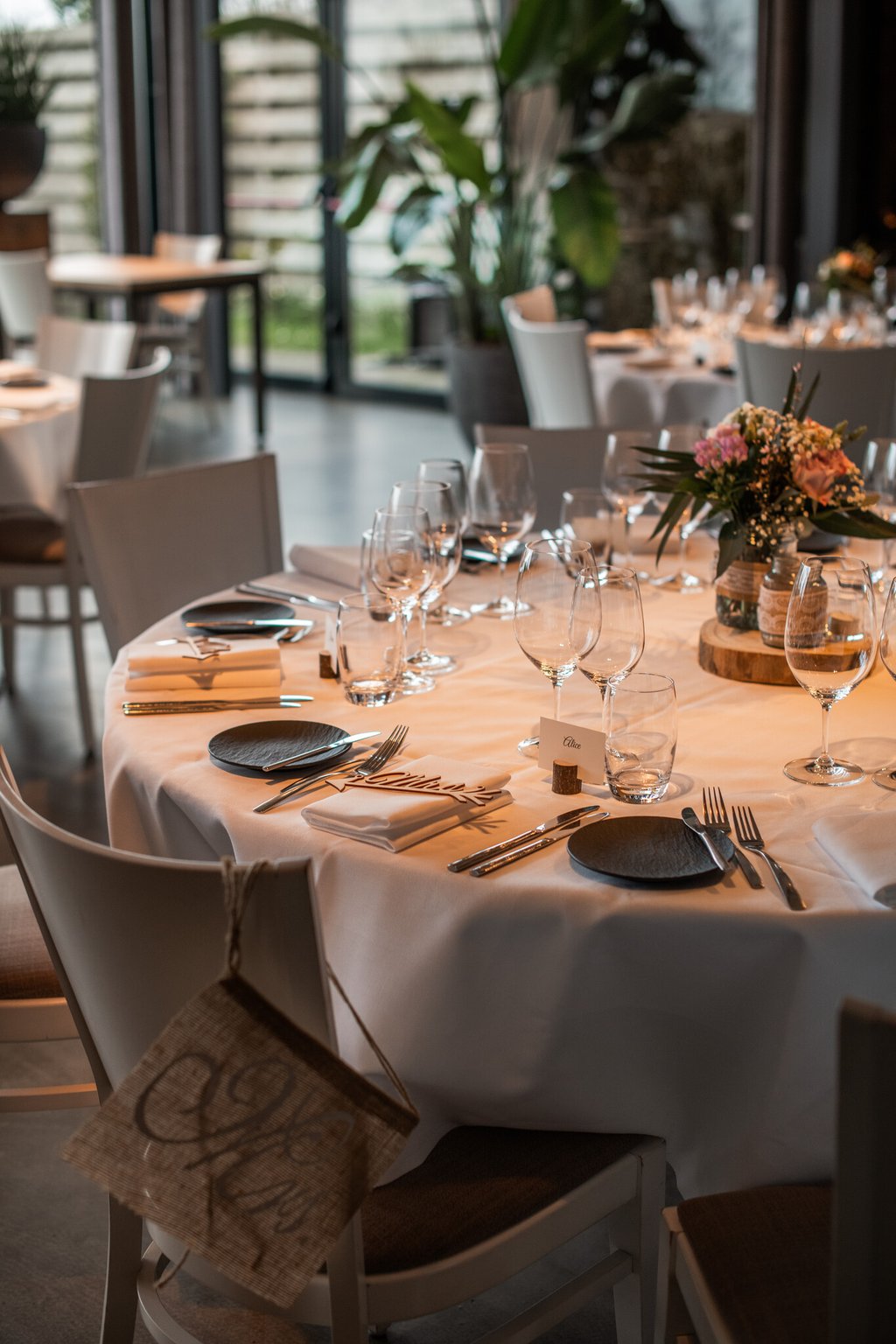 Feestelijk gedekte tafel in het restaurant