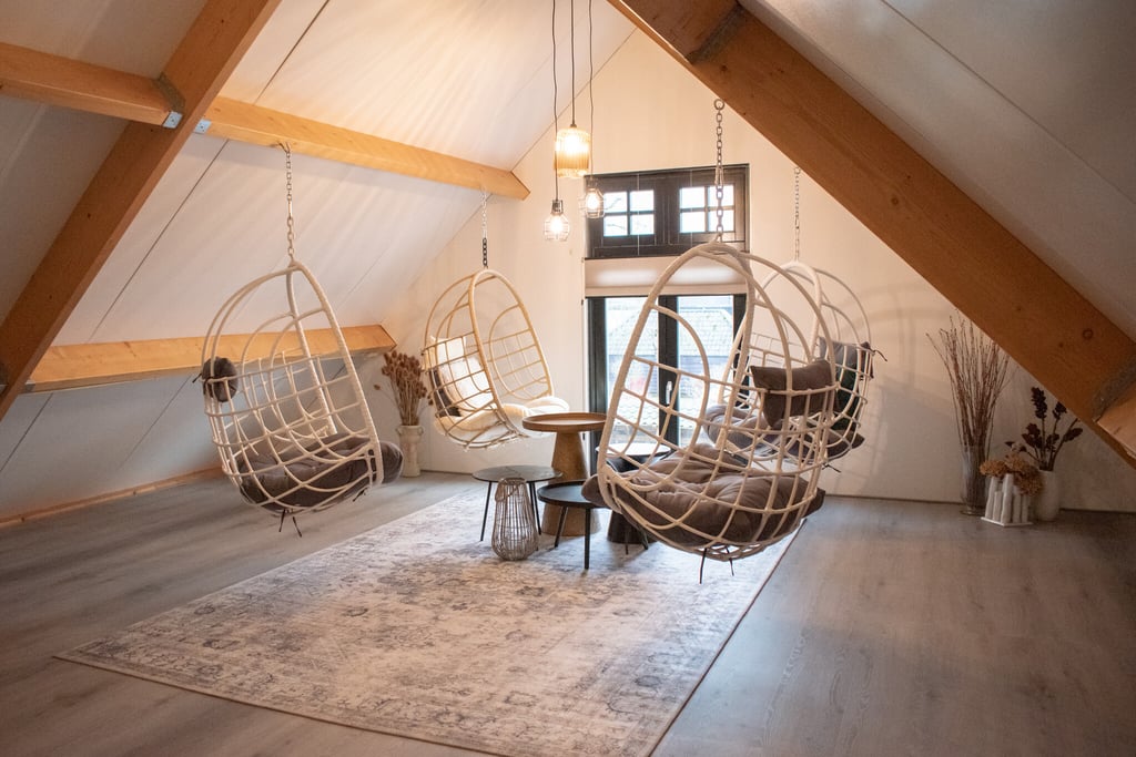 Creatieve break-out / subruimte in KIEM met 4 coole hangstoelen
