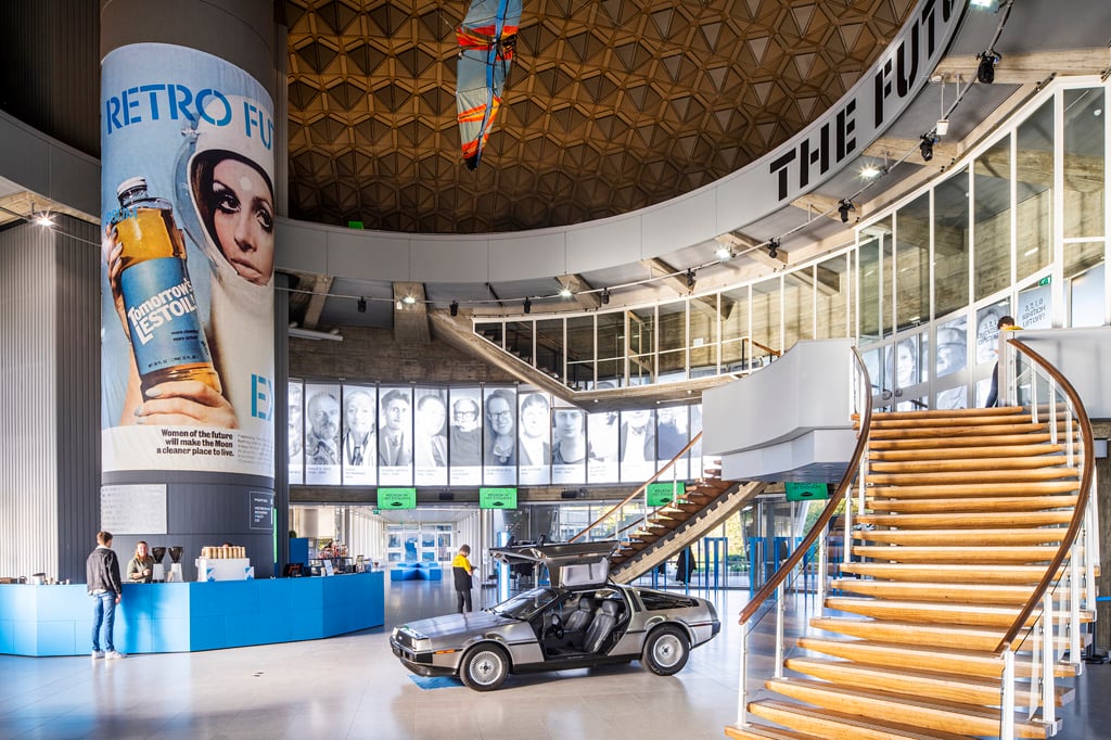 Entree in de centrale hal van het Evoluon