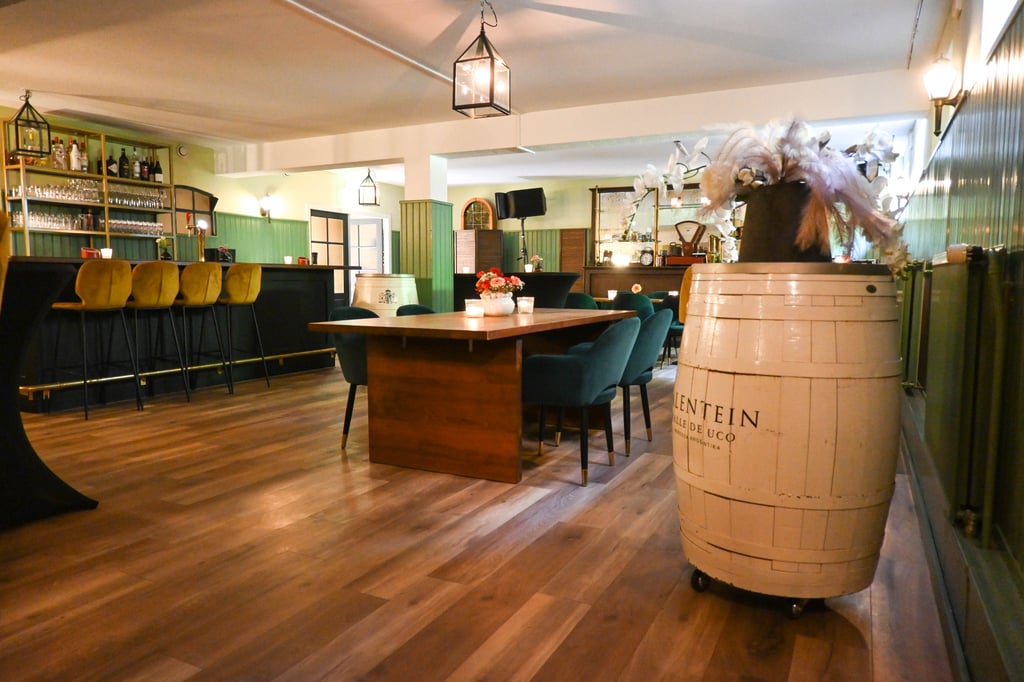 Beneden zaal met eigen bar