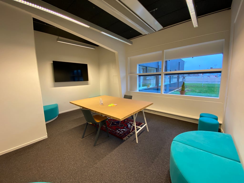 Private space 3 - Zaal 3 - Scherm - Banken - Poef - Kartonnen tafels - DUS De Utrechtse Stadsvrijheid