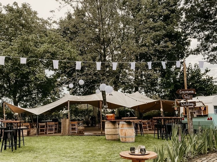 Dineren onder stretchtent in wijngaard
