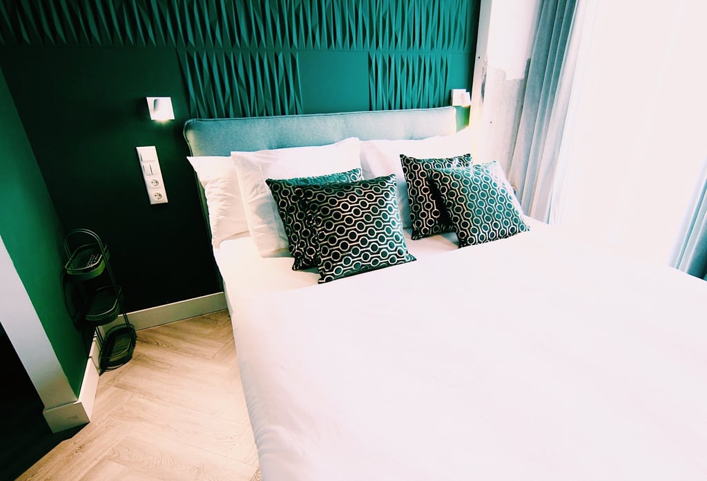 Classic Room Darkgreen with balcony Bed, Bites & Business Hotel Rotterdam