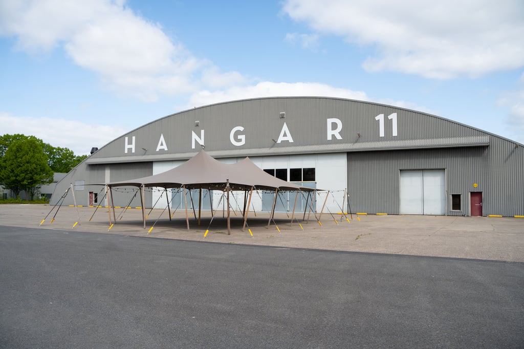 hangar 11 - buiten - leeg - tent - voorkant - Vliegveld Twenthe Evenementenlocatie .jpg