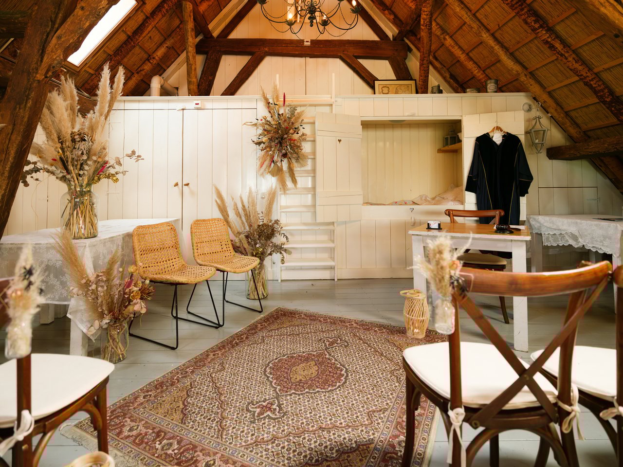 Vide  Ceremonie opstelling met rotan stoelen