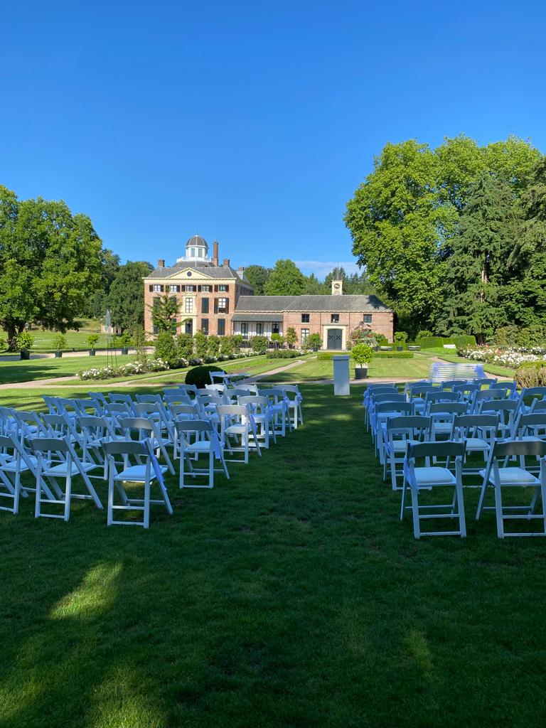 Rozentuin zicht op kasteel.jpg