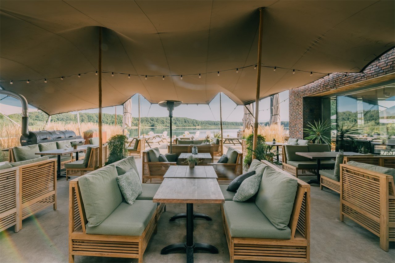 Terras van Zaal Dille aan het water met overkapping | Het Houtse Meer
