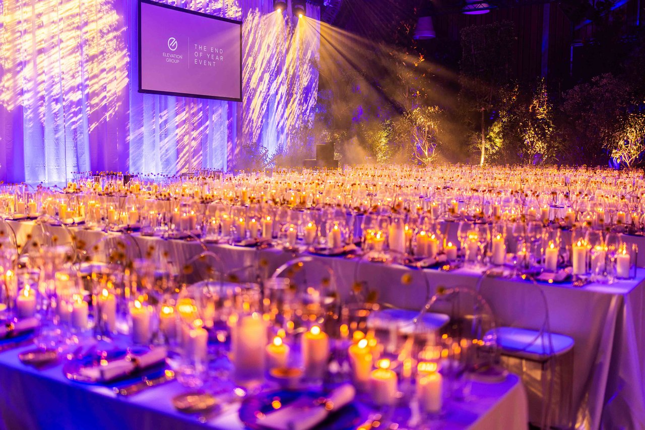 Diner aan lange tafels