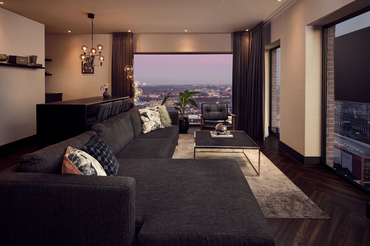 Ruime zithoek – Penthouse Suite Zuid – Van der Valk Hotel Amsterdam - Amstel