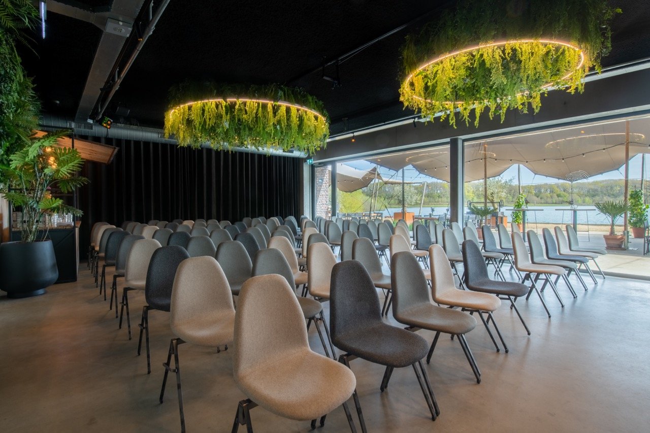 Moderne vergaderopstelling in zaal Munt met uitzicht op het water