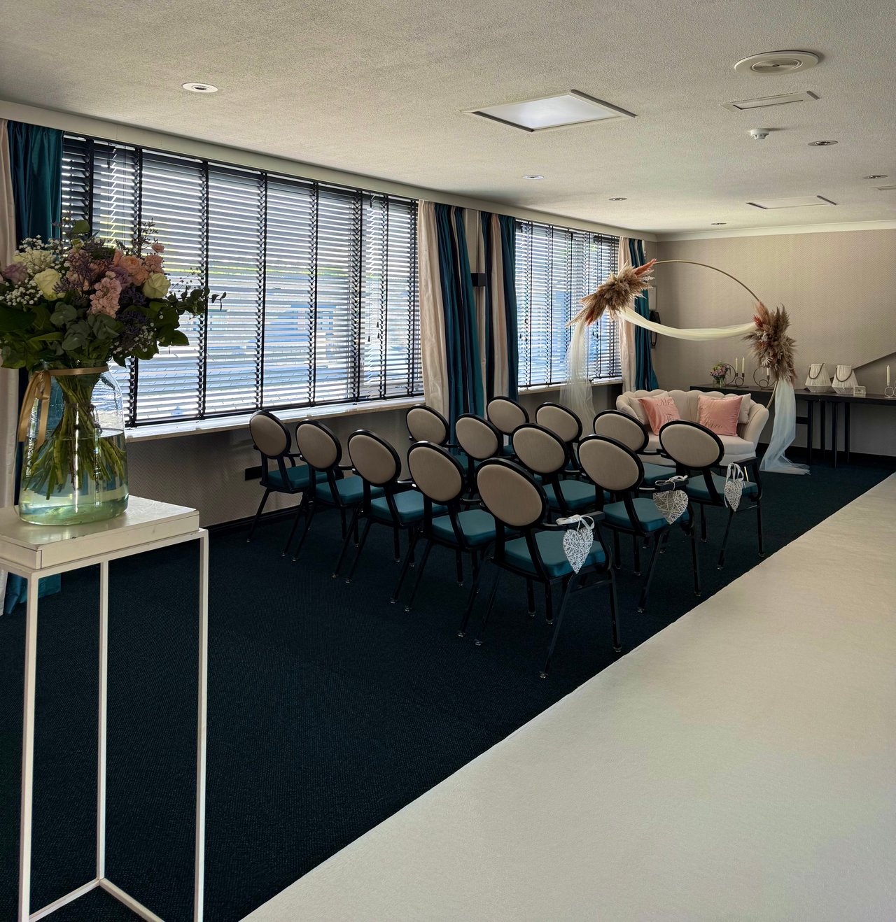 Ceremonie binnen 2 nieuw.jpg