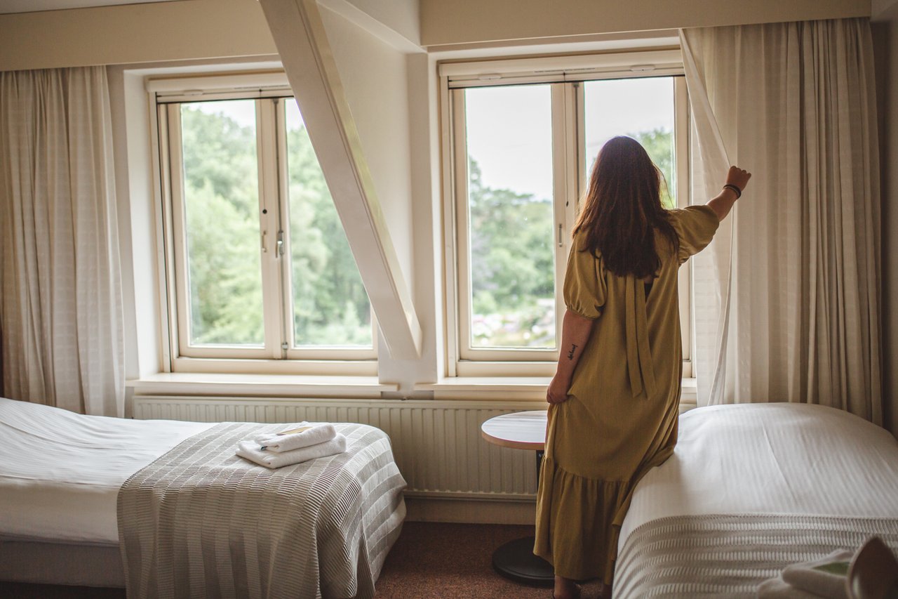 Tweepersoonskamer met douche en toilet hoofdgebouw