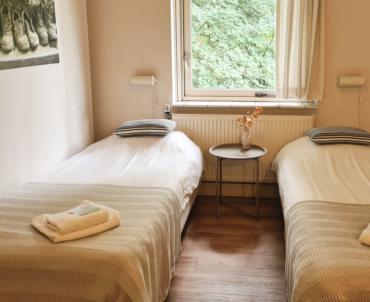 1 persoonskamer gedeelde douche en toilet hotelgebouw