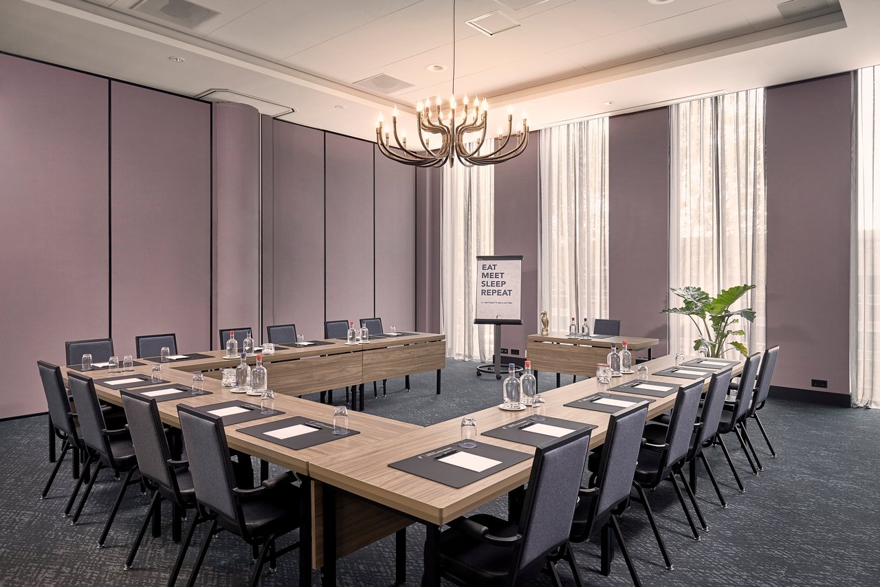 U-vorm opstelling in zaal Dappermarkt – Van der Valk Hotel Amsterdam - Amstel