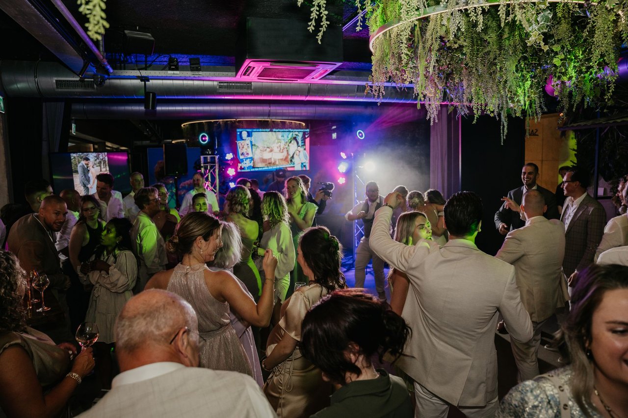 Feest in zaal salie met dansvloer en DJ