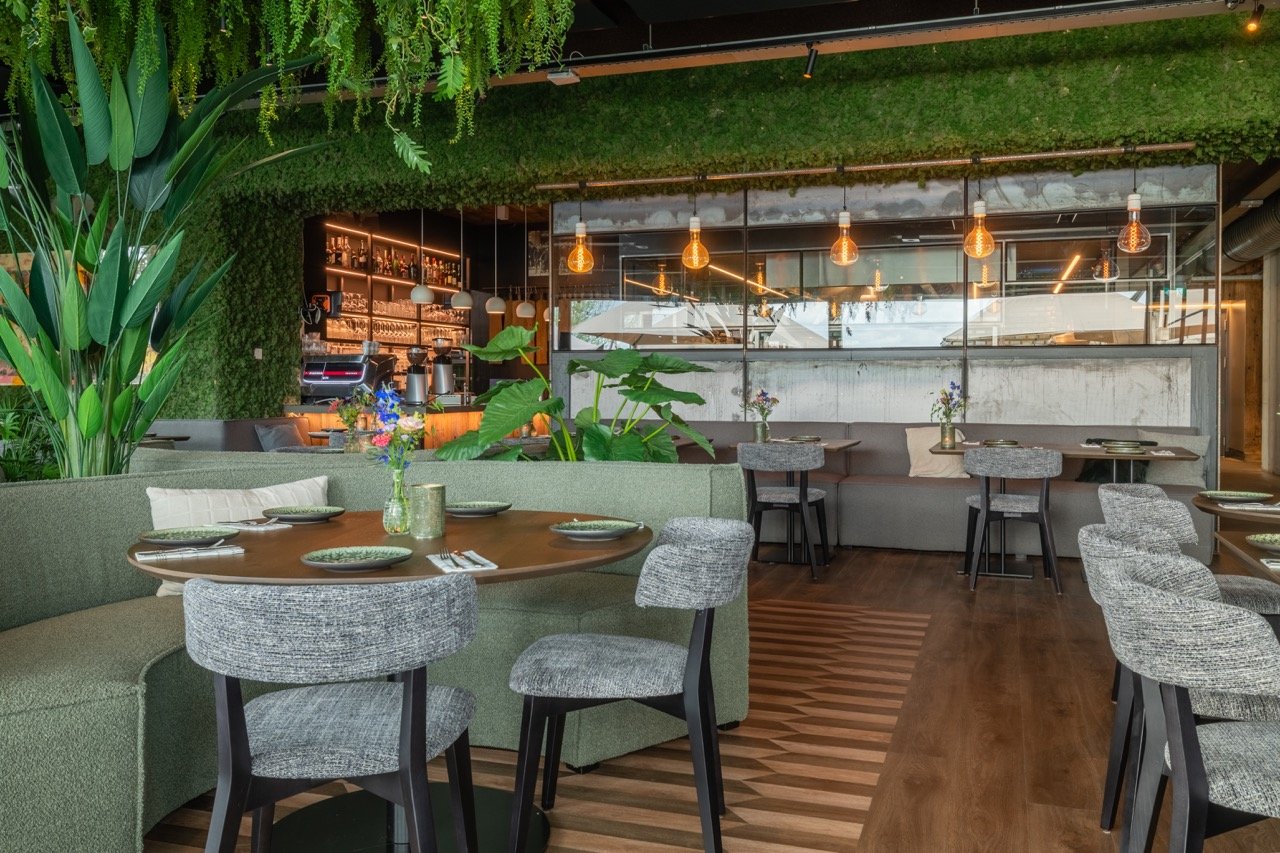 Sfeervol restaurant met groene en warme uitstraling