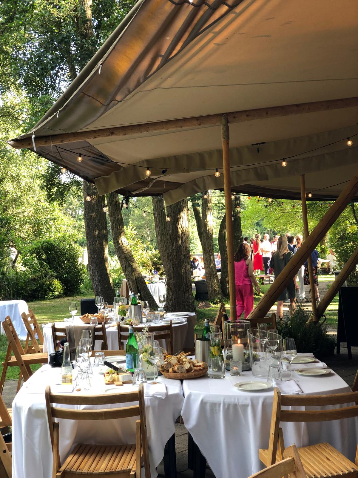 Gedekte tafel op het terras Eiland Loosdrecht