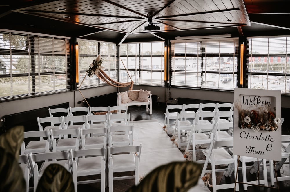 Ceremonieopstelling in het paviljoen bij De Kalkovens