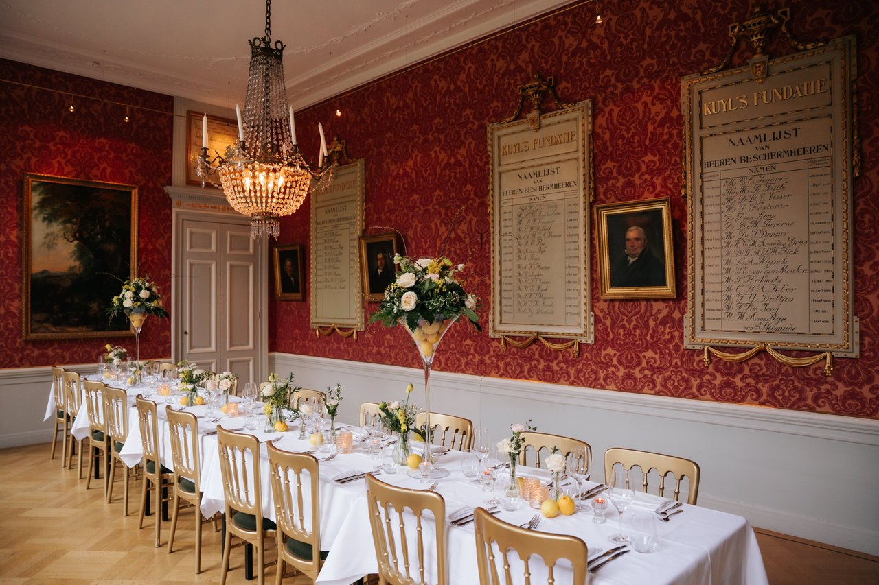 Diner aan lange tafels