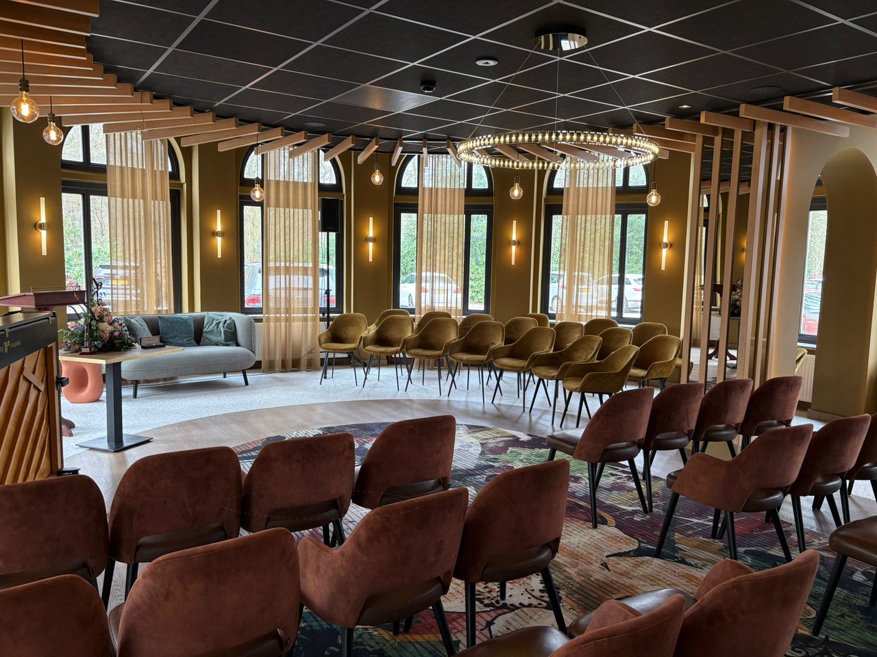 Ceremonieruimte trouwlocatie – ronde opstelling voor bruiloft