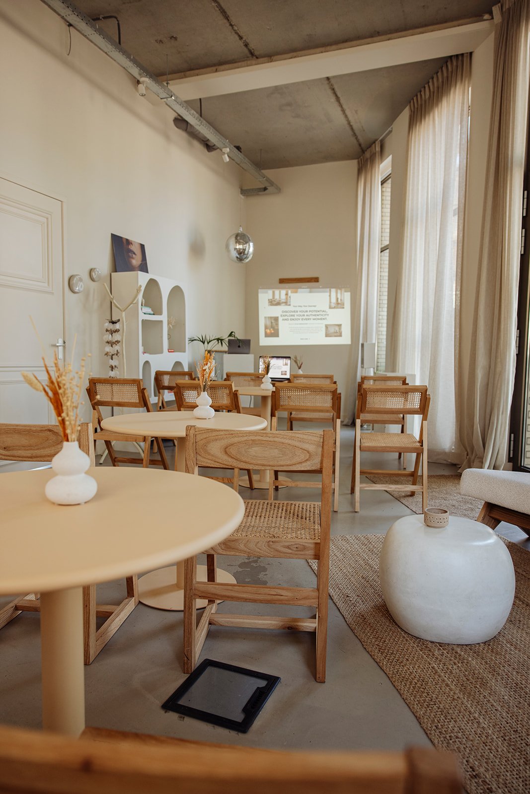 Ruimte 1 - Opstelling met stoelen in een lichte ruimte, klaar voor een workshop of brainstormsessie.