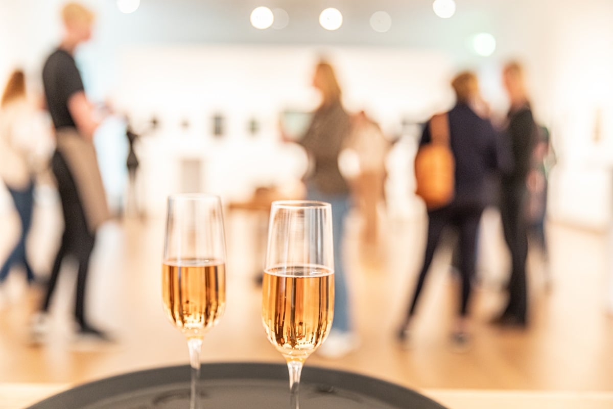 Borrel tussen de kunstwerken