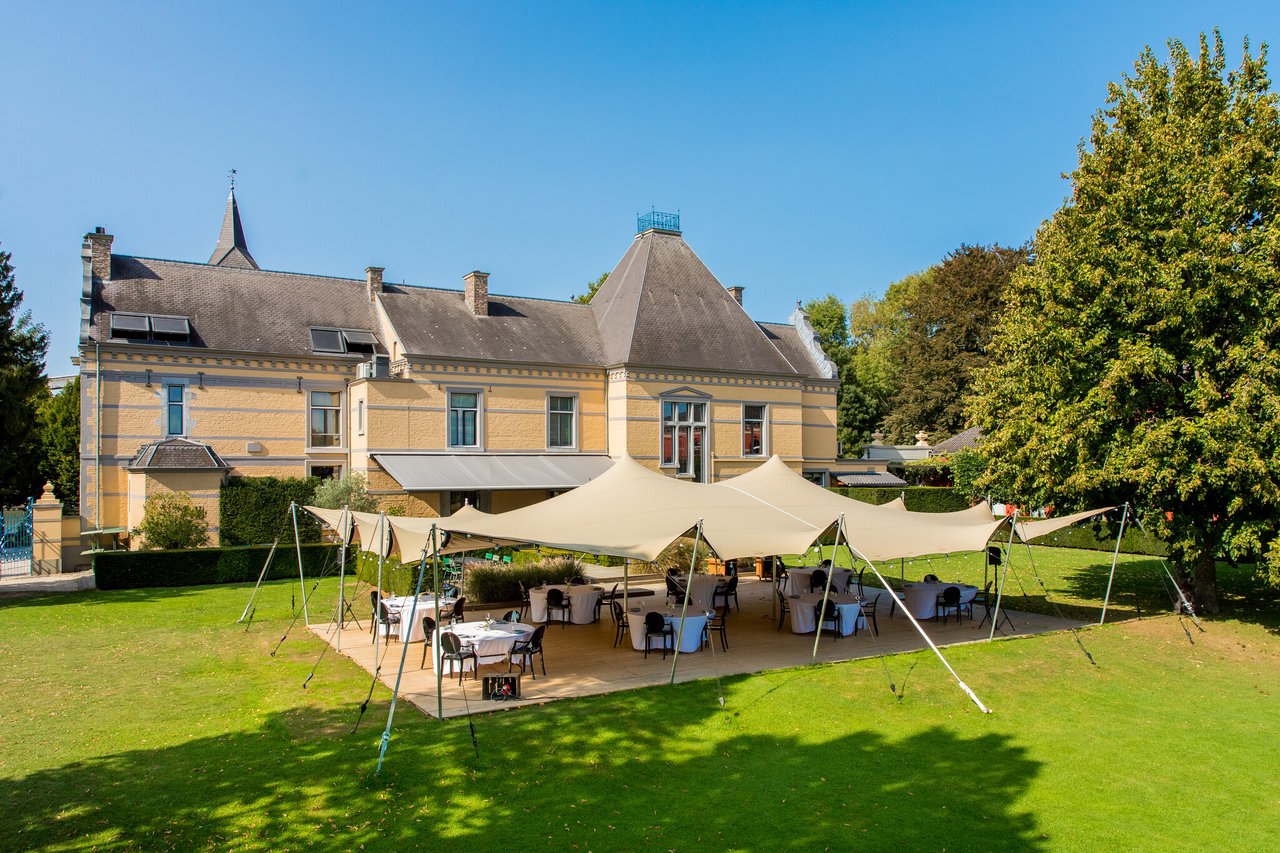 Stretchtent in de kasteeltuin