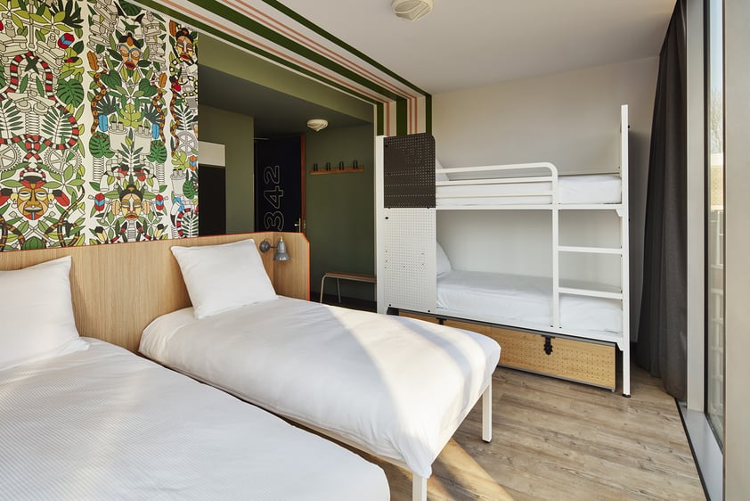 generator-amsterdam-hostel-4-beds-deluxe-family-room.png (1)