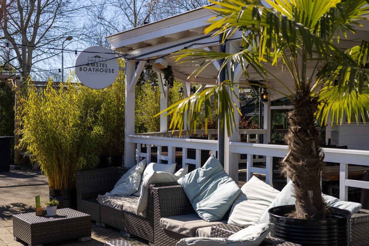 De veranda en terras van Amstel Boathouse