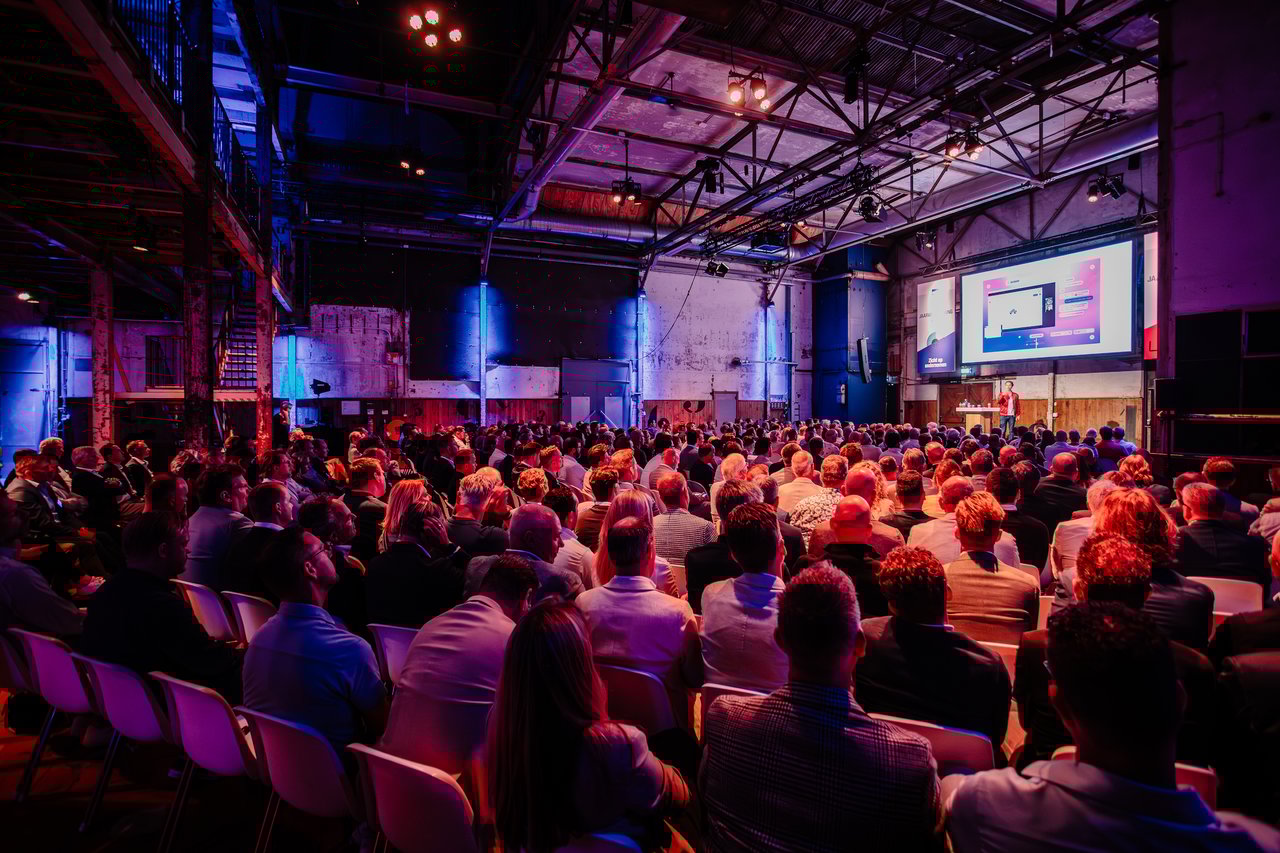 Perserij - Congres - Theateropstelling.jpg