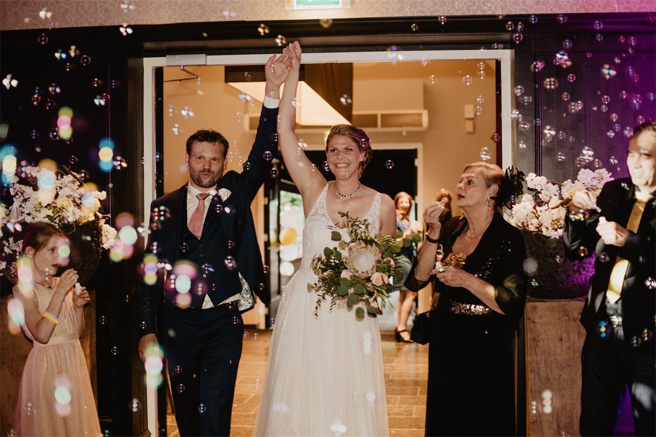 Wedding entree bruidspaar