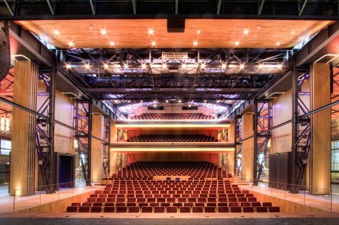 Grote zaal zaal met flexibele houten wandpanelen