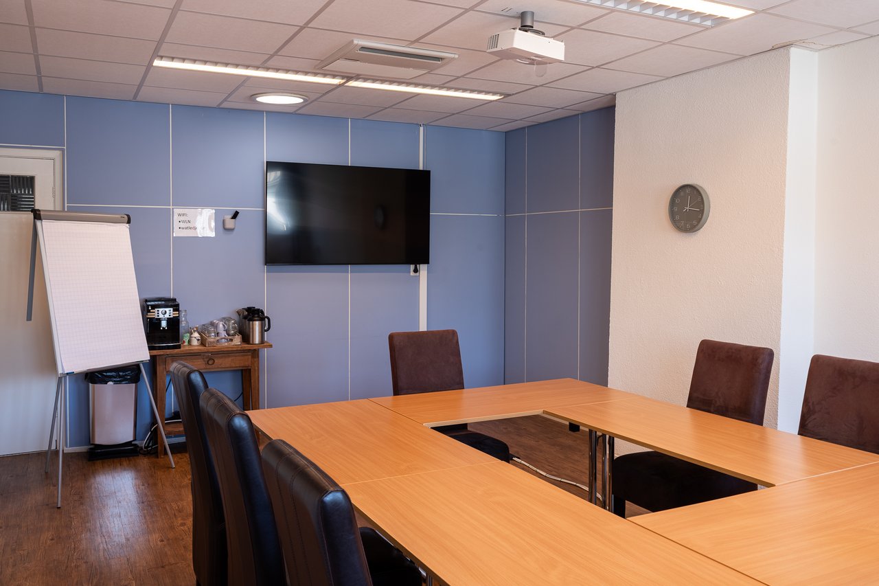 Zaal 4 met tv-scherm en flipover