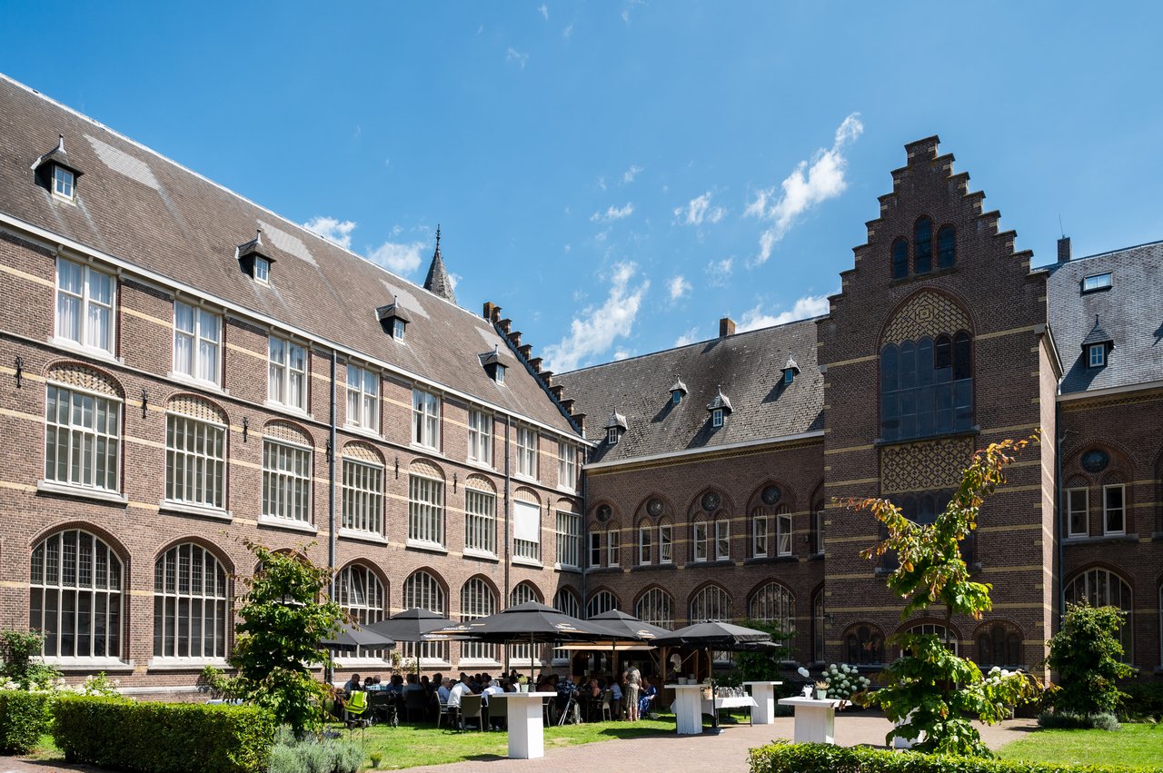 Bovendonk – buitenbar in de binnentuin voor borrels en events