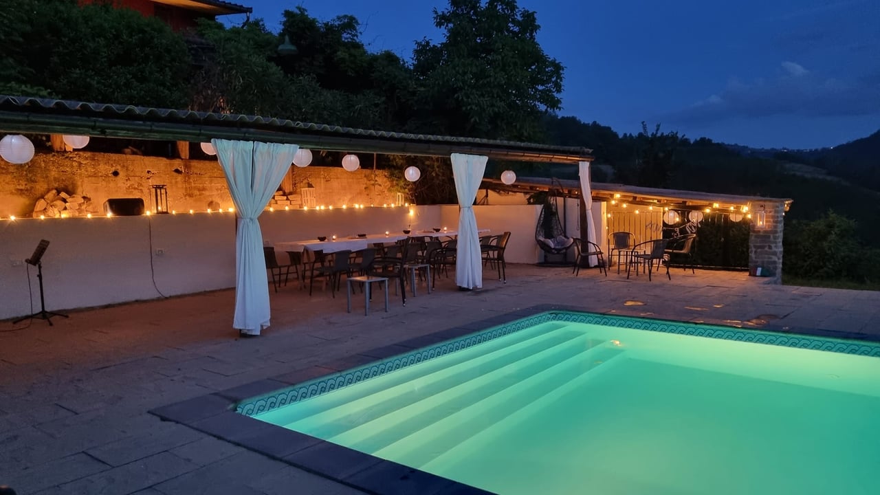 Avondopstelling voor het feest, bar op achtergrond