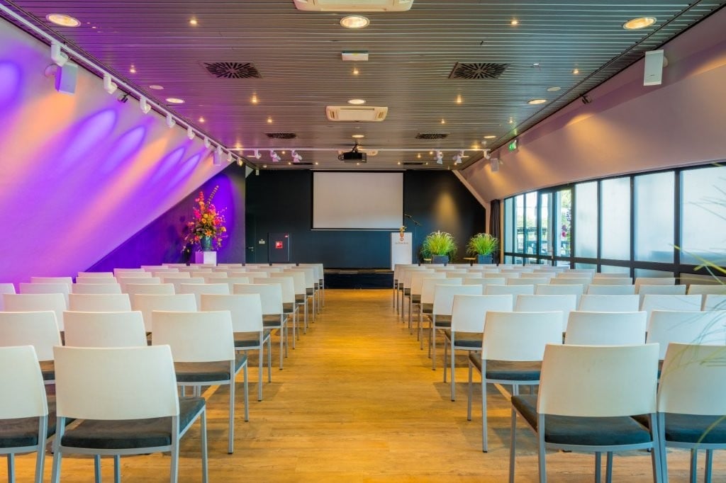 Madurozaal in theateropstelling, zicht op het scherm