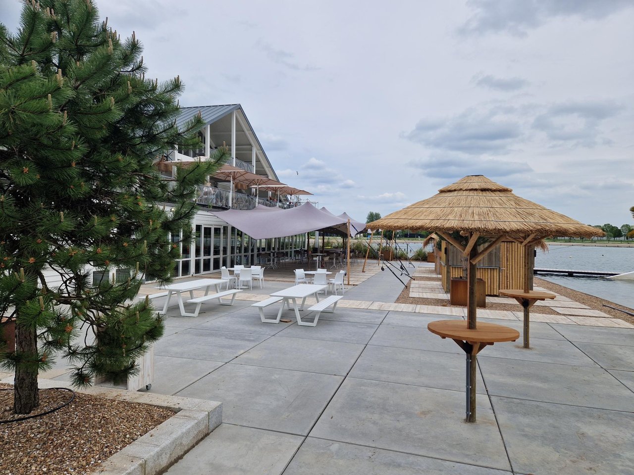 Uitzicht op het Beachclub Terras vanaf een verhoogd platform