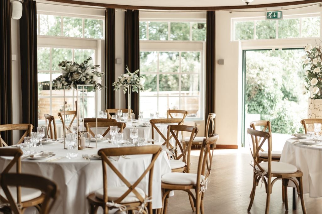 Diner_binnen_Rosariumzaal_ronde_tafels