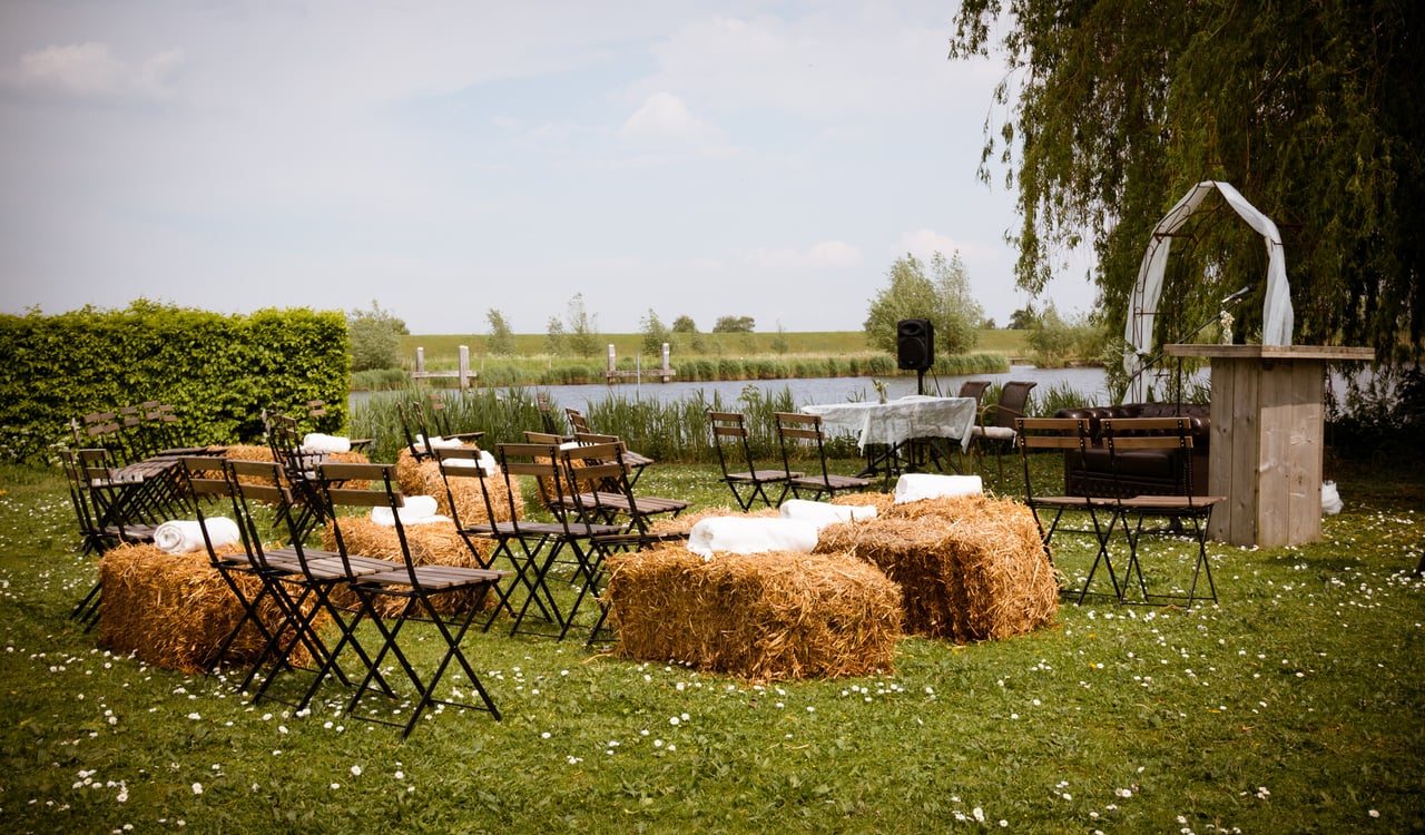 Ceremonie opstelling met strobalen