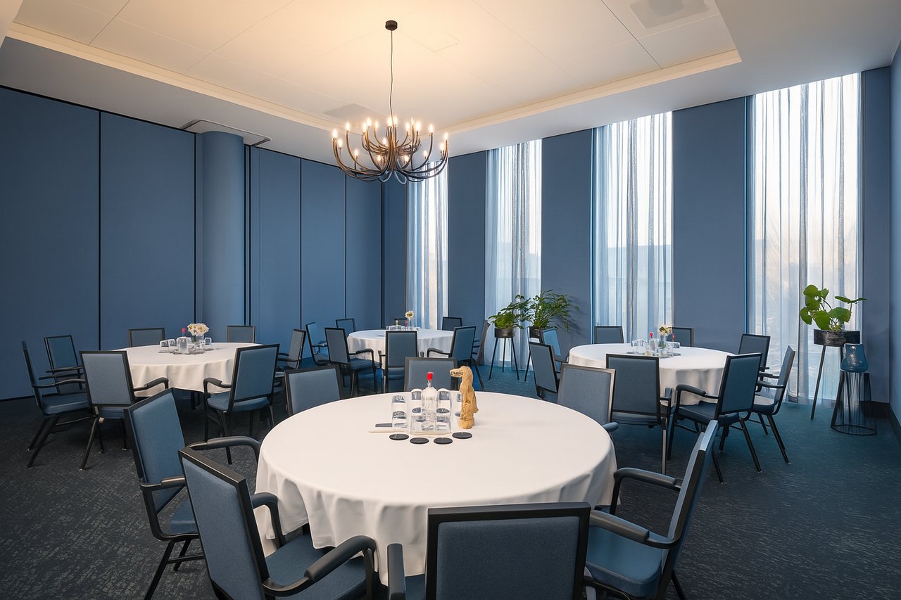 Ronde tafelopstelling met daglicht in zaal Amstelpark – Van der Valk Hotel Amsterdam - Amstel