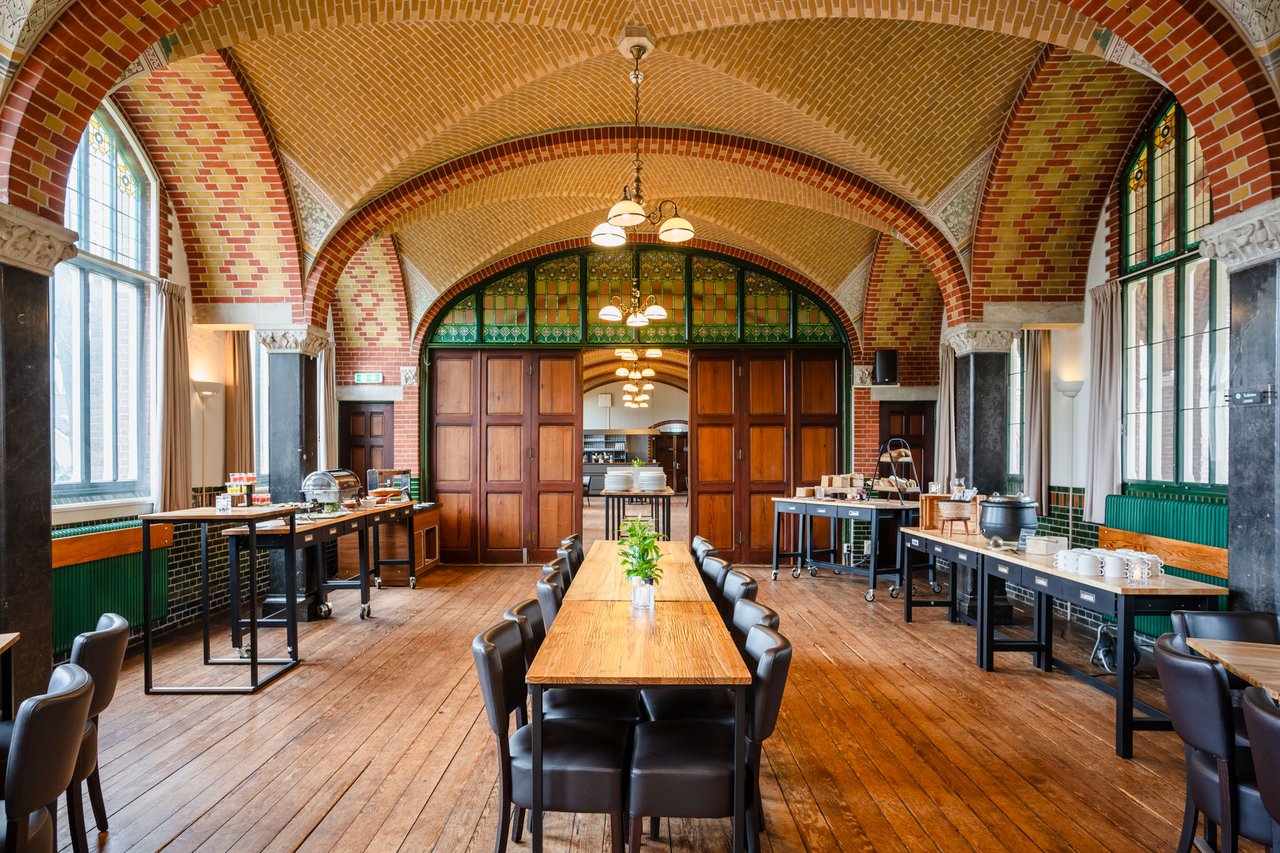 Refter- en Seminariezaal Bovendonk – lunchbuffet met doorkijk naar seminarieruimte