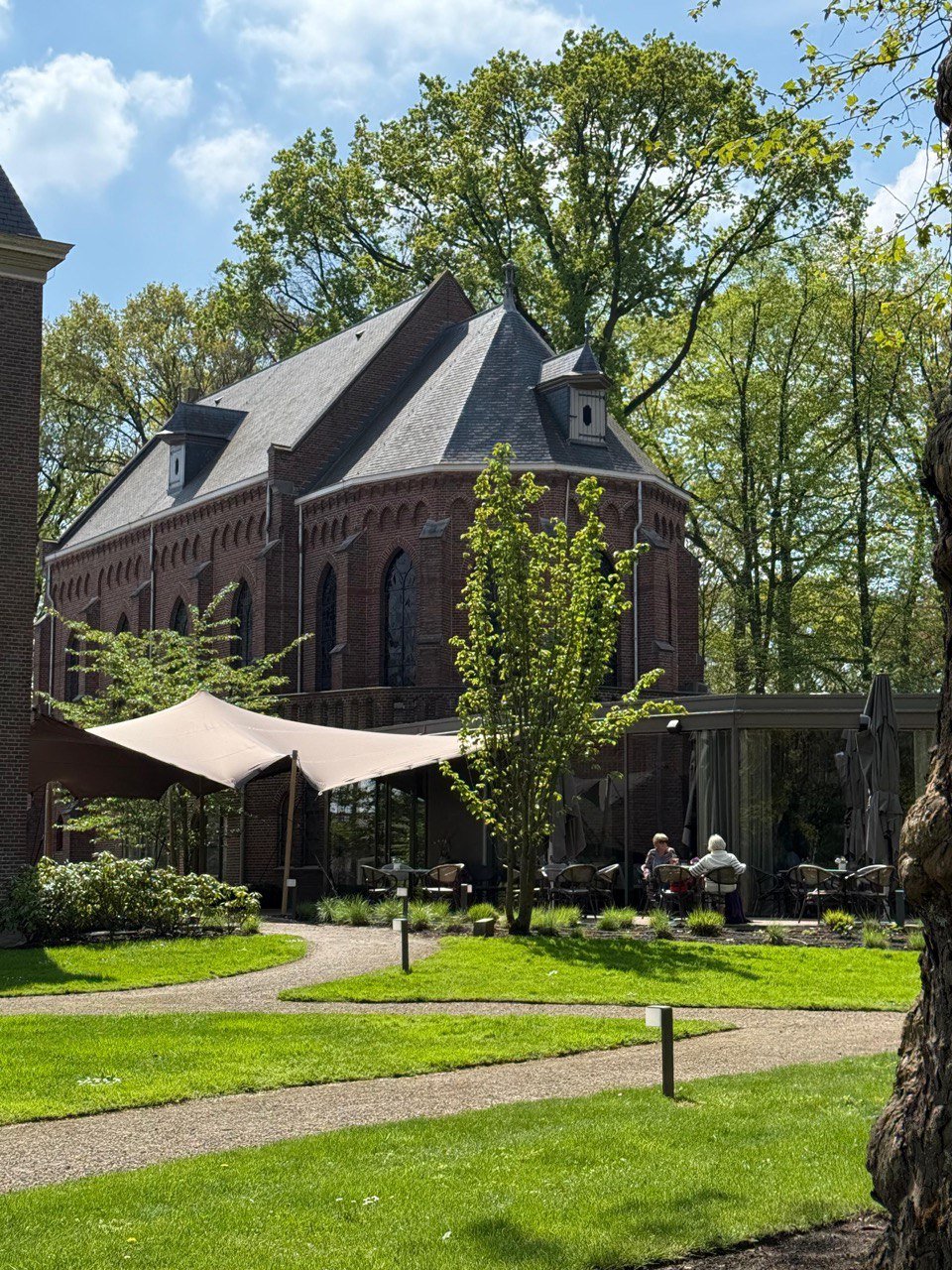 Tent zijkant brasserie.jpg