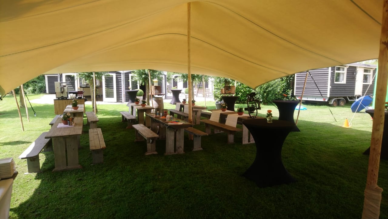 Stretchtent op het grasveld