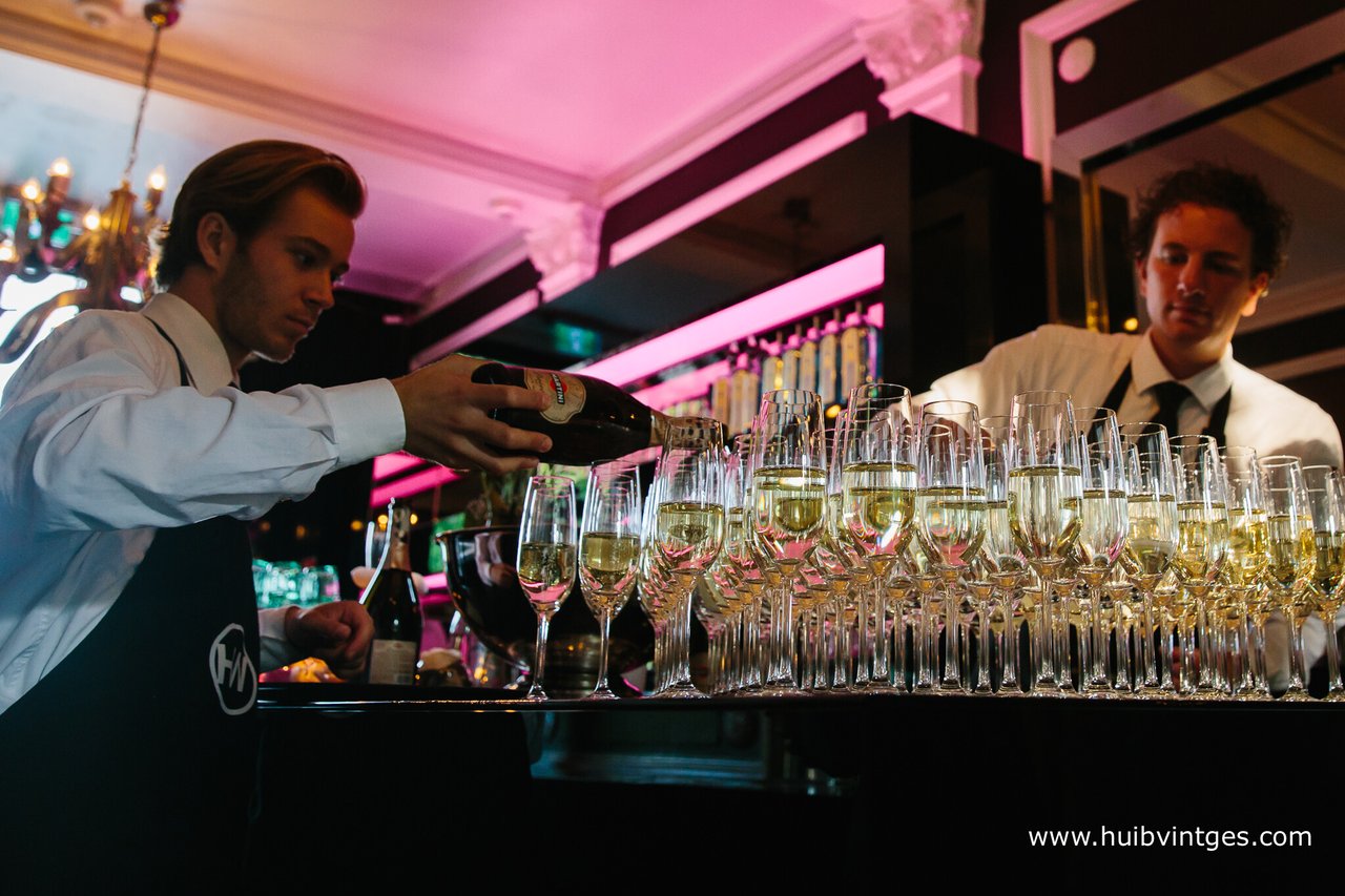Welkomstdrankje in de bar