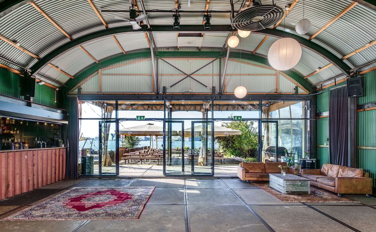 zaal naar de ramen toe.jpg