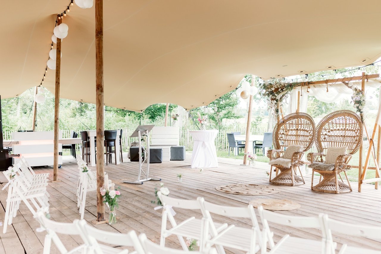 Ceremonie in de tent.