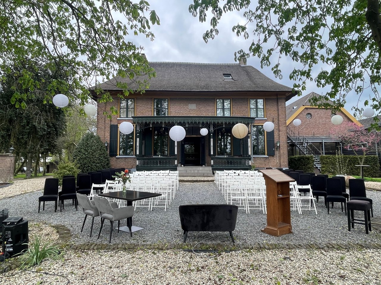 Ceremonie buiten.jpg