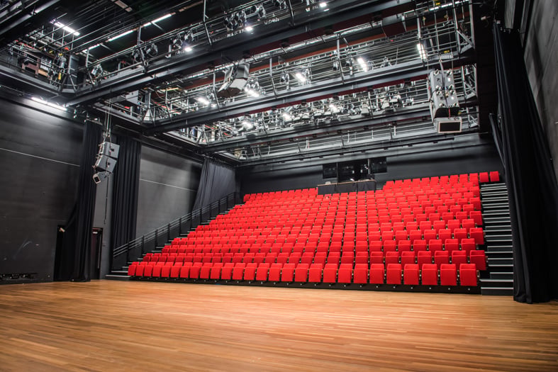 THAS - Zaal 1 tribune.jpg